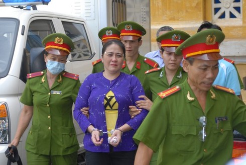 Vợ nhà báo Hoàng Hùng nức nở trước tòa