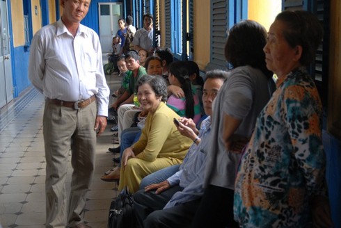 Vợ nhà báo Hoàng Hùng nức nở trước tòa
