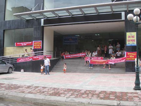 Cư dân chung cư 16B Nguyễn Thái Học, Hà Đông tập trung đòi quyền lợi