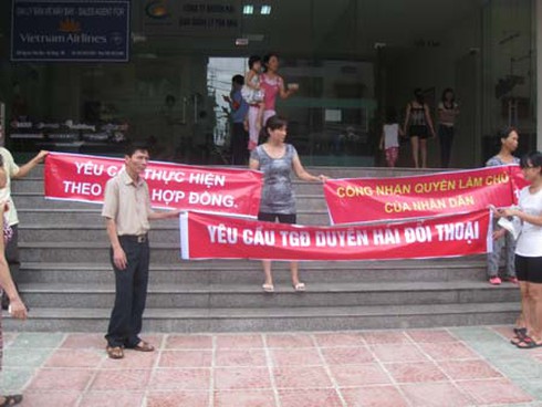 Cư dân chung cư 16B Nguyễn Thái Học, Hà Đông tập trung đòi quyền lợi