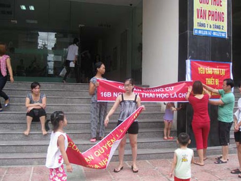 Cư dân chung cư 16B Nguyễn Thái Học, Hà Đông tập trung đòi quyền lợi