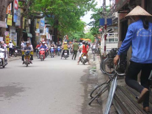 Dân phòng 'bắt' vi phạm giao thông thay cảnh sát?