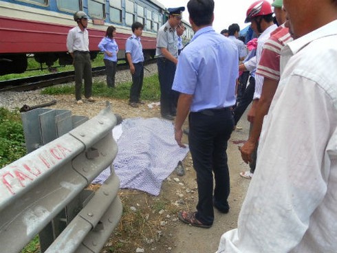 Tàu hỏa cuốn cả xe máy và người vào gầm, kéo lê 5 mét