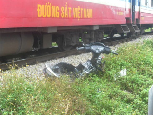 Tàu hỏa cuốn cả xe máy và người vào gầm, kéo lê 5 mét