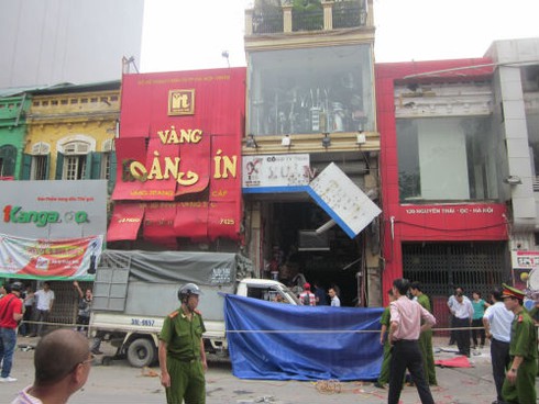 Bất an vì làm “hàng xóm” với tiệm vàng