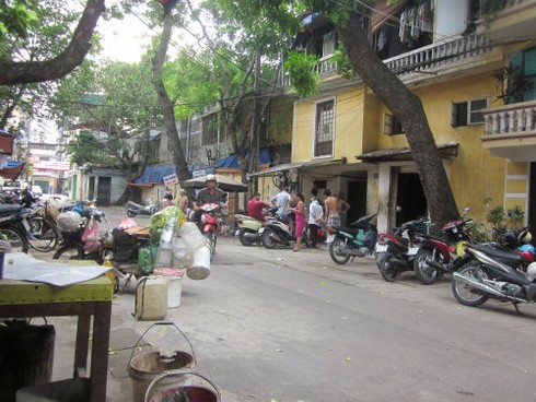 Bất an vì làm “hàng xóm” với tiệm vàng