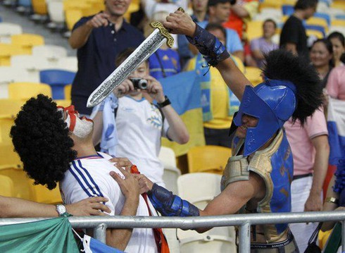 Tifosi Việt 'nổ' tưng bừng sau chiến thắng