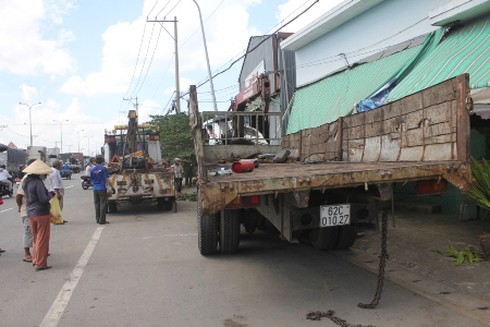Xe tải không người lái lao vào cửa nhà dân