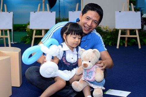 Bình Minh hạnh phúc vì con sinh đúng ngày nhà báo