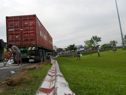 Xe container mất lái `ủi` bay hàng chục mét taluy