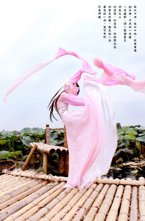 Mỹ nhân cosplay Việt cổ trang giữa sen Hồ Tây