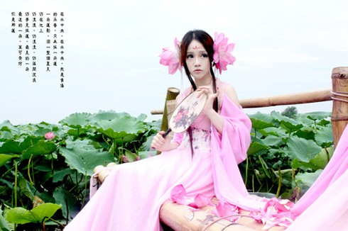 Mỹ nhân cosplay Việt cổ trang giữa sen Hồ Tây