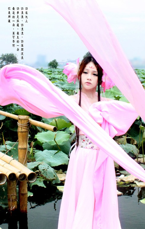 Mỹ nhân cosplay Việt cổ trang giữa sen Hồ Tây