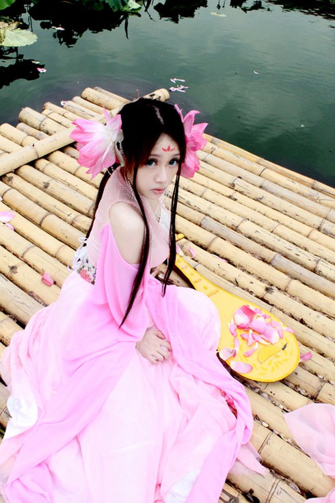 Mỹ nhân cosplay Việt cổ trang giữa sen Hồ Tây