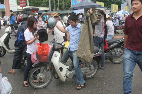 Sĩ tử chen chân về kinh ứng thí