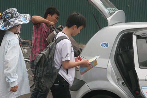 Sĩ tử chen chân về kinh ứng thí