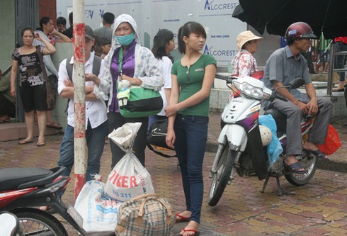 Sĩ tử chen chân về kinh ứng thí