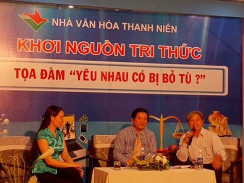 Xử lý cả máy bay bà già ép trẻ nam `yêu` sớm