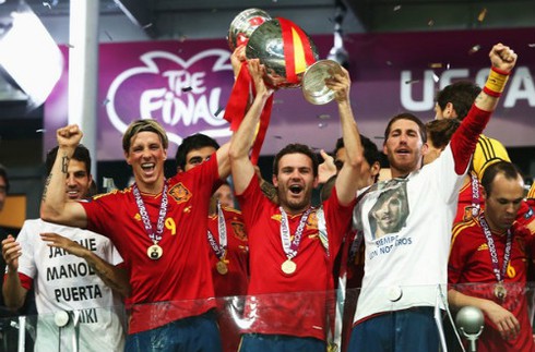 Tây Ban Nha đăng quang lịch sử sau trận thắng '4 sao'