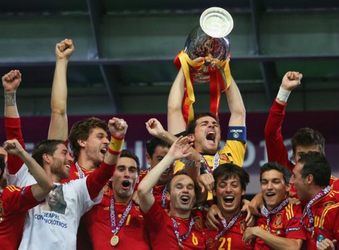 Tây Ban Nha đăng quang lịch sử sau trận thắng '4 sao'