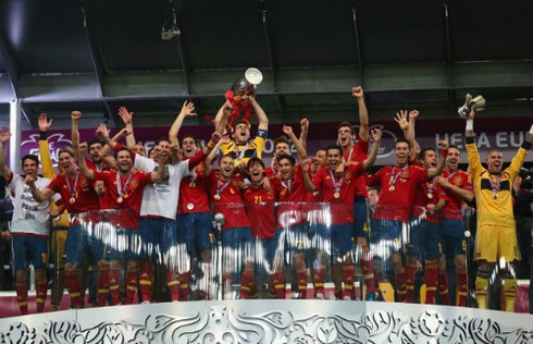 Tây Ban Nha đăng quang lịch sử sau trận thắng '4 sao'