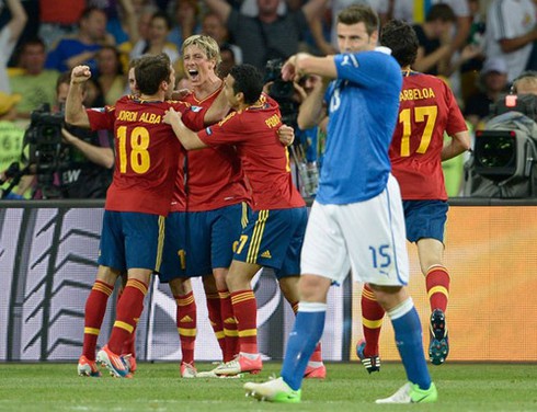 Tây Ban Nha tưng bừng ăn mừng, Italy rơi lệ tiếc nuối