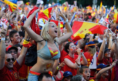 Tây Ban Nha tưng bừng ăn mừng, Italy rơi lệ tiếc nuối