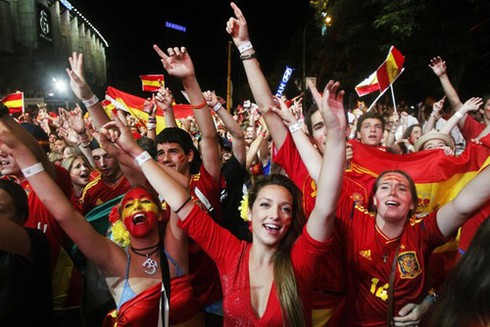 Tây Ban Nha tưng bừng ăn mừng, Italy rơi lệ tiếc nuối