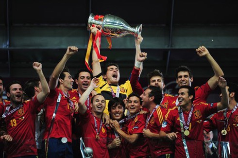 Tây Ban Nha tới tấp phá kỷ lục bóng đá thế giới