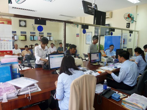 Lo hỗn loạn, hoãn cấp đổi giấy phép lái xe bằng nhựa