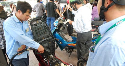 Xăng bất ngờ giảm thêm 600 đồng/lít