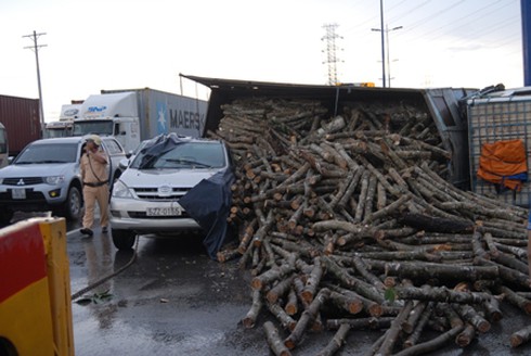 Lật xe chở gỗ, 5 người thoát chết may mắn