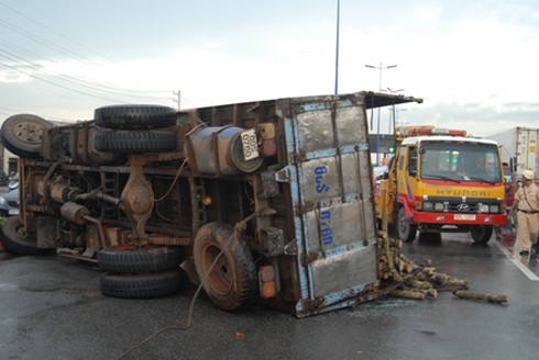 Lật xe chở gỗ, 5 người thoát chết may mắn