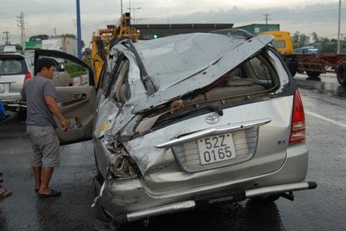 Lật xe chở gỗ, 5 người thoát chết may mắn