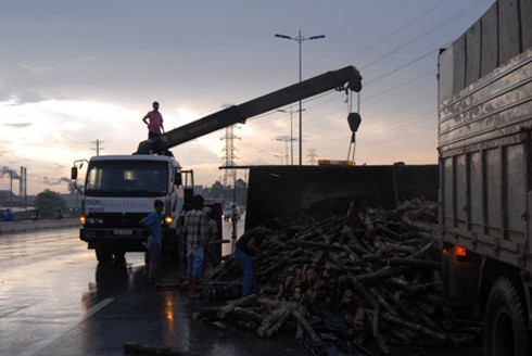 Lật xe chở gỗ, 5 người thoát chết may mắn