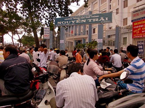 Đông nghẹt trong ngày làm thủ tục dự thi đại học