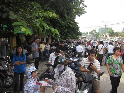 Cổng trường “ngộp thở” ngày nhận phòng thi