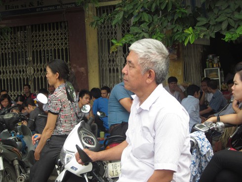 Cổng trường “ngộp thở” ngày nhận phòng thi