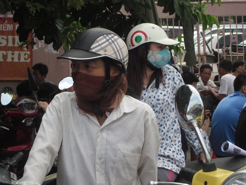 Cổng trường “ngộp thở” ngày nhận phòng thi