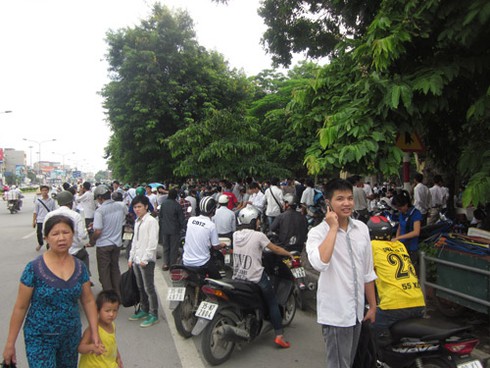 Cổng trường “ngộp thở” ngày nhận phòng thi