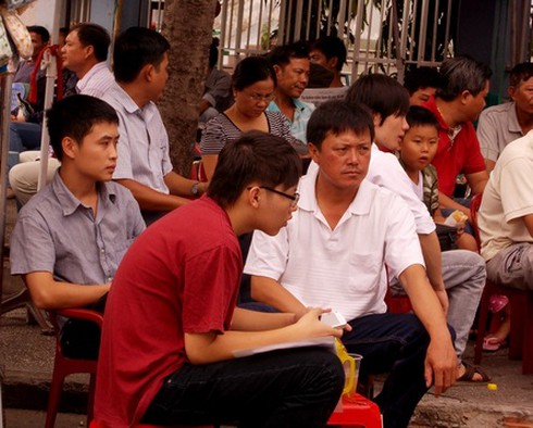 Đông nghẹt trong ngày làm thủ tục dự thi đại học