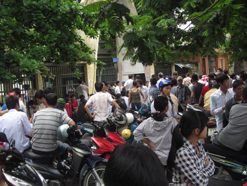 Cổng trường “ngộp thở” ngày nhận phòng thi