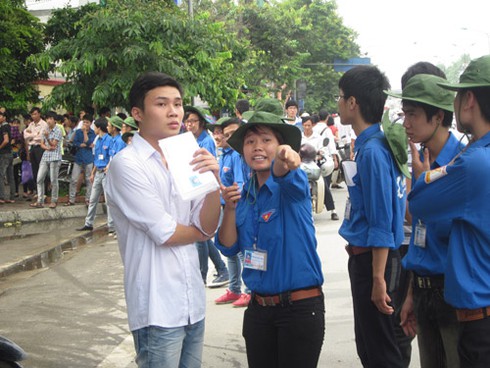 Cổng trường “ngộp thở” ngày nhận phòng thi