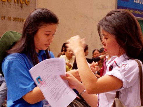 Đông nghẹt trong ngày làm thủ tục dự thi đại học