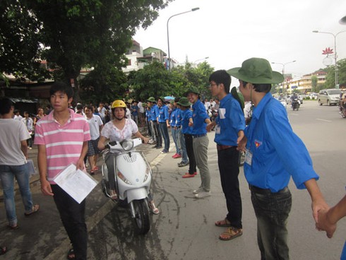 Cổng trường “ngộp thở” ngày nhận phòng thi