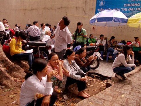 Đông nghẹt trong ngày làm thủ tục dự thi đại học