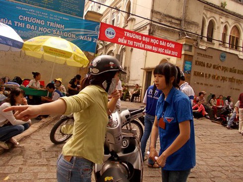 Đông nghẹt trong ngày làm thủ tục dự thi đại học