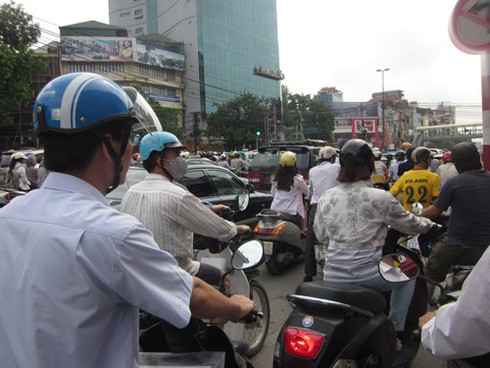 Cổng trường “ngộp thở” ngày nhận phòng thi