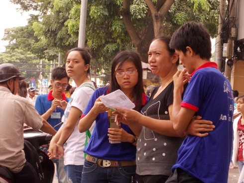 Đông nghẹt trong ngày làm thủ tục dự thi đại học