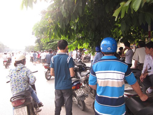 Cổng trường “ngộp thở” ngày nhận phòng thi